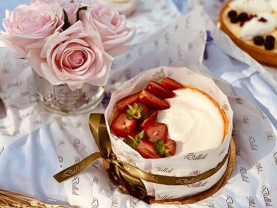 עוגת גבינה אפויה עם תותים של דלאל // צילום: יחצ